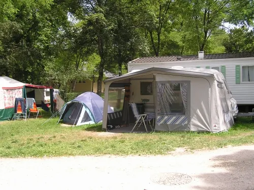 Stellplatz - Pauschale: Stellplatz + Auto + Zelt Oder Wohnwagen - image n°5 - Camping Des 3 Lacs