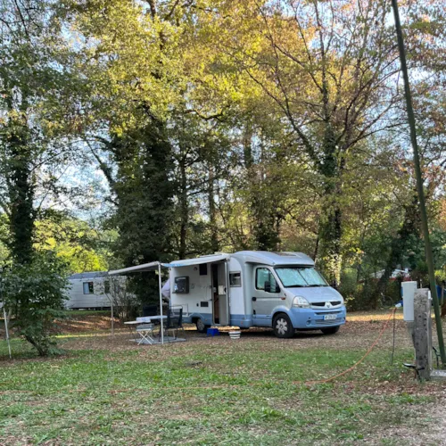 Stellplatz - Pauschalpreis: Stellplatz + 1 Auto + Zelt Oder Wohnwagen Oder Wohnmobil - image n°2 - Camping Des 3 Lacs