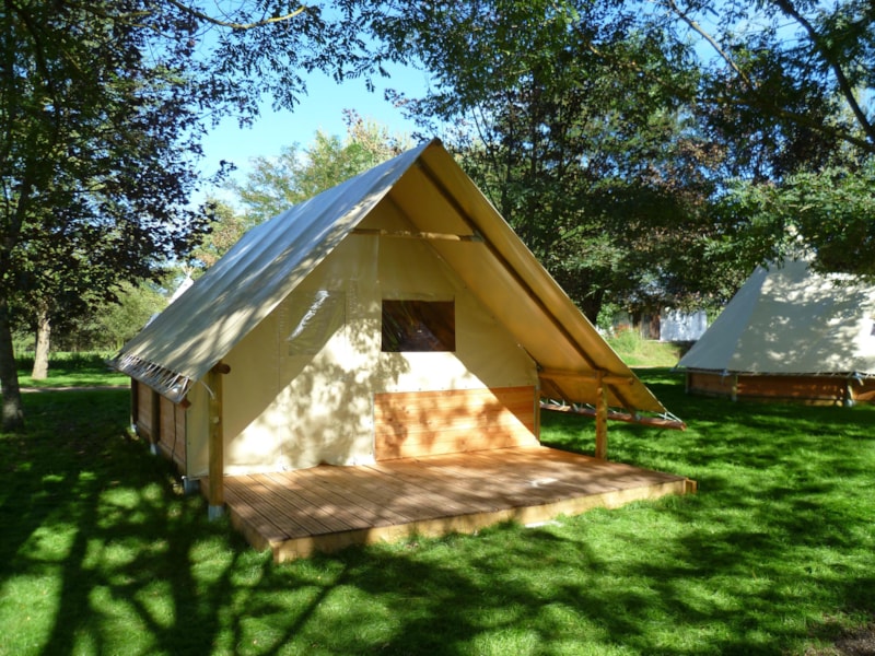 Bungalow made out of wood and canvas