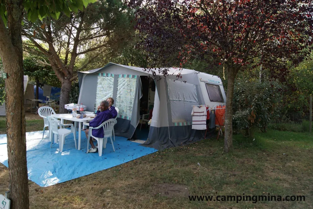 Stellplatz - Stellplatz Nature (Zelt, Wohnwagen, Wohnmobil / 1 Auto) -  Camping Les Étangs Mina