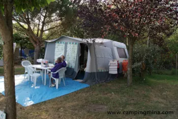 Stellplatz - Stellplatz Nature (Zelt, Wohnwagen, Wohnmobil / 1 Auto) -  Camping Les Étangs Mina