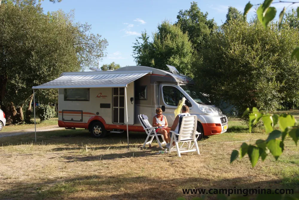 Forfait Confort (1 tente, caravane / 1 voiture / électricité 10A) camping-car+ 10A électricité.