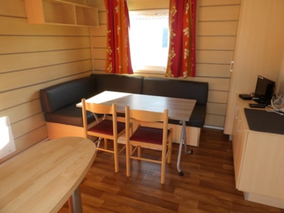 Mobil-home Confort 29m² (2 bedrooms) with terrace - campsite side — 2