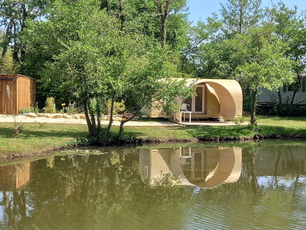 Coco sweet 17 m² (2 kamers) + terras (zonder privé sanitair) camping aan de étang