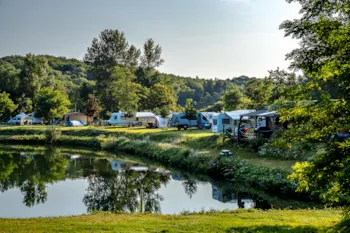 Stellplatz - Stellplatz: Mit Wasser + Abfluss - Camping Les Castors