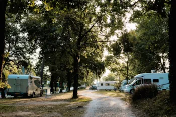 Stellplatz - Stellplatz Camping Komfort - Camping Chez Gendron