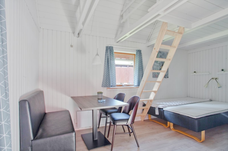 5 person standard cabin with 1 Sept. bedroom