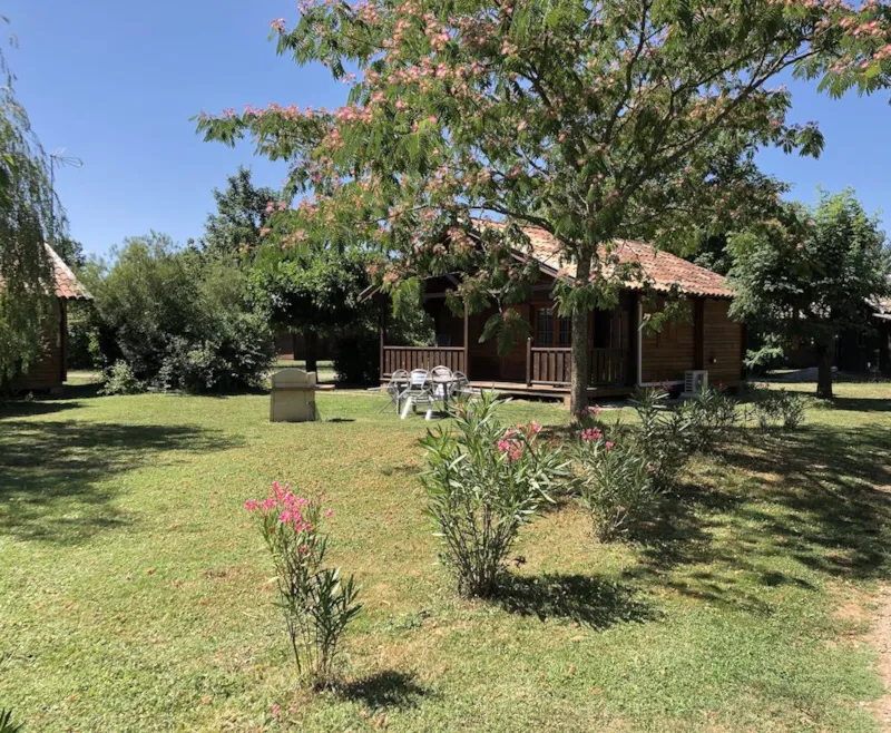 Chalet Confort 2 Ch - Clim - Tv - Bbq - Ménage * - 35M2 + Terrasse Couverte 14M2