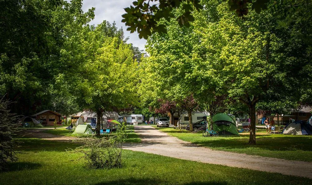 Emplacement - Forfait Nature (1 Tente, Caravane Ou Camping-Car / 1 Voiture) - Flower Camping Le Soleil des Bastides