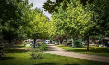 Stellplatz - Stellplatz + Fahrzeug - Camping Le Soleil des Bastides