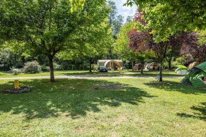 Parcela Nature (1 Tienda, Caravana, Autocaravana / 1 Coche)