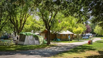 Stellplatz - Stellplatz + Fahrzeug + Strom 10A - Camping Le Soleil des Bastides