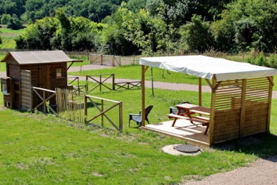 Package Premium (private bathroom and pergola / 1 car / electricity 10A / fridge)