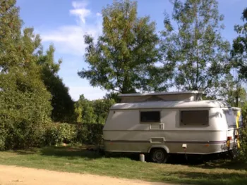 Emplacement - Forfait Emplacement + 2 Personnes + 1 Véhicule - Camping du Chêne Vert