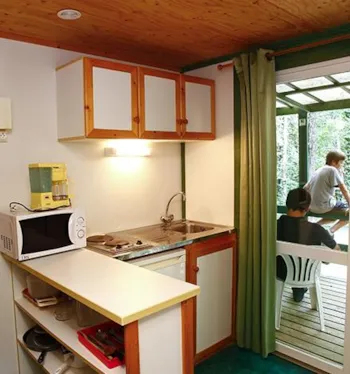 Mietunterkunft - Bungalow Classic 4Pers 30M² Überdachte Terrasse 2 Zimmer - Camping du Chêne Vert