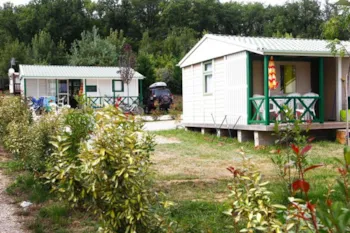 Location - Bungalow Eco 5-6Pers 39M² Avec Terrasse Couverte 3 Chambres Situation Ensoleillé Et Mi-Ombragé - Camping du Chêne Vert