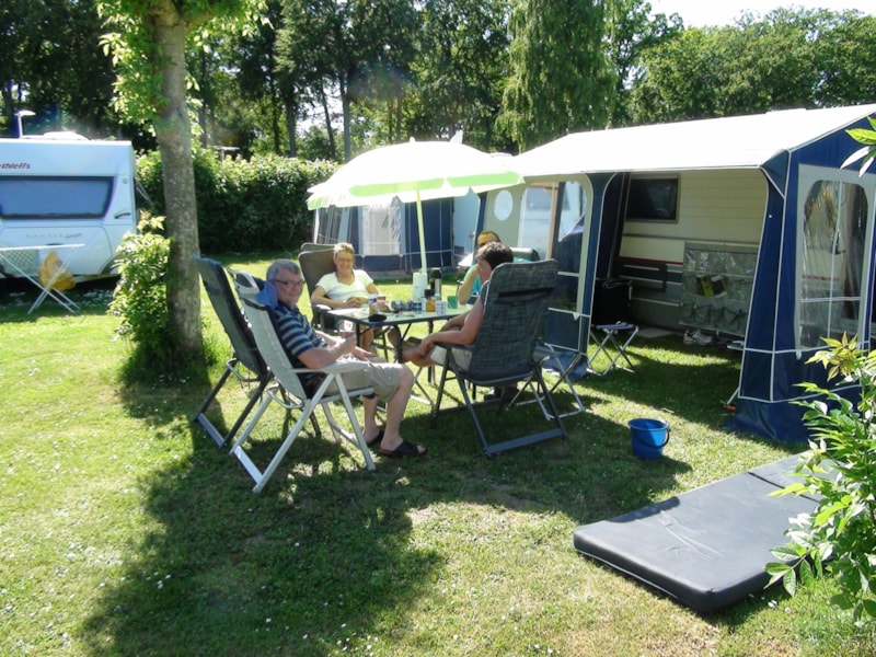 Questa tenda da campeggio in stile baita offre un'esperienza di