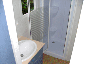 Mietunterkunft - Mobil-Home Avec Terrasse (Lits: 1 Gd + 2 Pts Côte À Côte) - Camping Le Plan d'Eau Saint Charles
