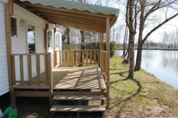 Mietunterkunft - Mobil-Home Avec Terrasse (Lits: 1 Gd + 2 Pts Côte À Côte) - Camping Le Plan d'Eau Saint Charles