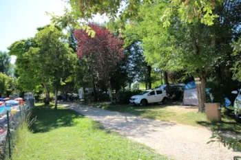 Stellplatz - Komfortabler Stellplatz Mit Blick Auf Die Lagune - Camping Le Plan d'Eau Saint Charles