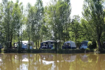 Stellplatz - Komfortabler Stellplatz Am Seeufer - Camping Le Plan d'Eau Saint Charles