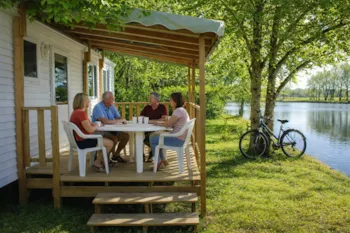 Mietunterkunft - Mobilheim Mit Terrasse Am Seeufer - Camping Le Plan d'Eau Saint Charles