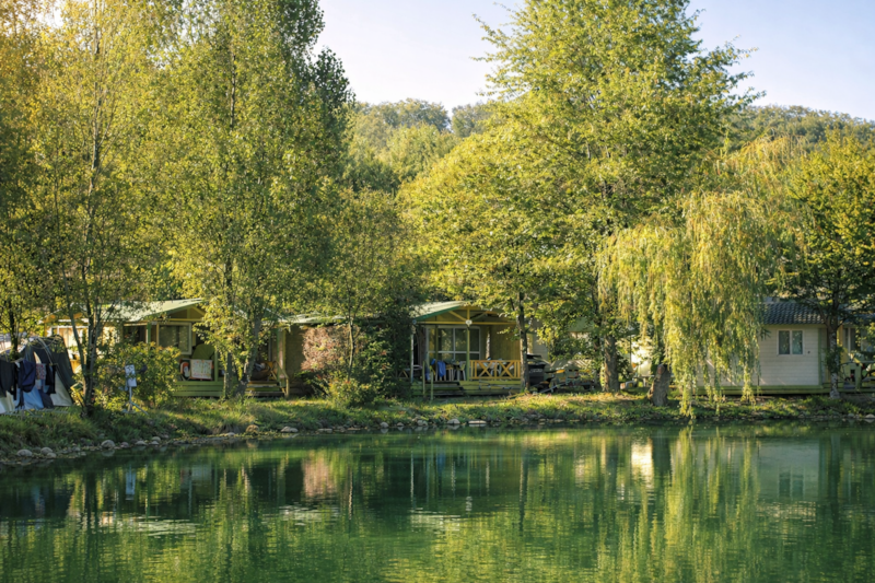 3-bedroom wooden chalet with terrace overlooking the lake