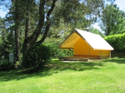 Accommodation - Tente Sur Terrasse Bois - CAMPING DE LA RIGOLE