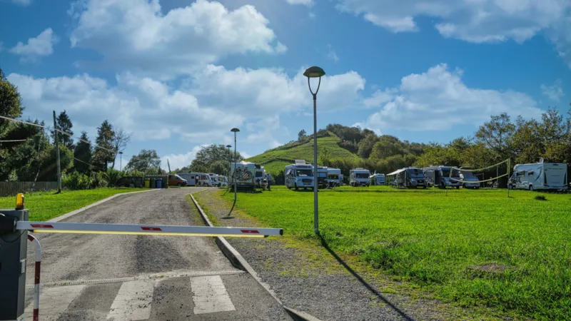 Espace De Stationnement Pour Camping-Car (Tentes Non Autorisées)