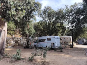 Stellplatz - Komfort-Wohnmobil (V12 Bis V16) - 6Mx12 (Électricité Inklusive - Puits Privé) - Camping L'Esplanade