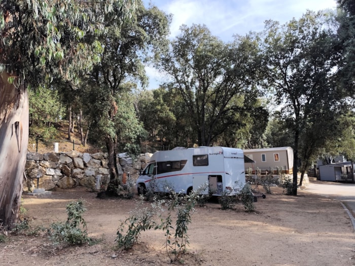 Camping Car Confort (V12 À V16) - 5 Emplacements De 6X12 4* (Électricité - Fontaine Eau Privée)