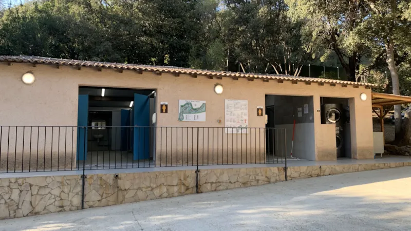 Camping Car Confort (V12 À V16) - 6Mx12m, 4* (Électricité Comprise - Fontaine Eau Privée)