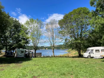 Stellplatz - Stellplatzpaket 2 Personen Mit Strom (Max. 6 Personen Mit Zuschlägen) - Les Rives du Lac de Laouzas