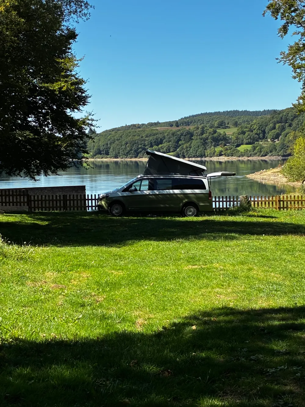 Emplacement - Forfait Emplacement 2 Pers Avec Électricité- Vue Lac ( Maxi 6 Personnes Avec Supplements) - Les Rives du Lac de Laouzas