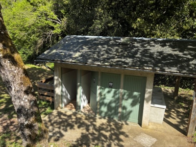 Pitch package 2 people with electricity (max 6 people with supplements) Lake view