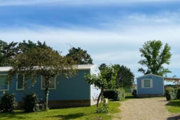 Accommodation - Air-Conditioned "Retro" 3-Bedroom Mobile Home - 31 M² + 12 M² Covered Terrace - Camping Les Pommiers d'Aiguelèze