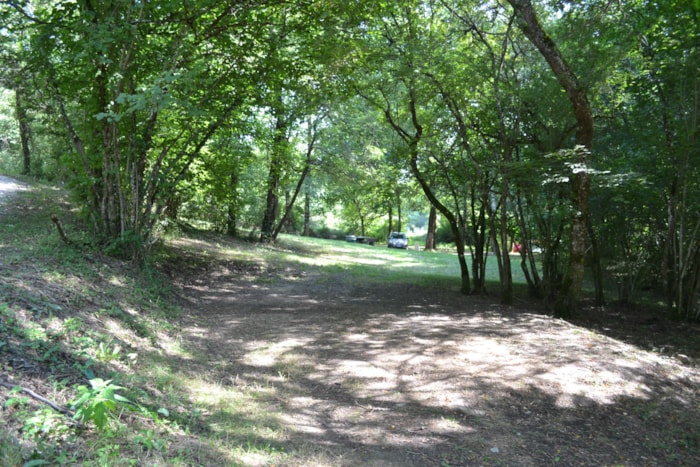 Emplacement  Clairière , Dans Une Zone Plus Isolée En Contrebas Du Camping