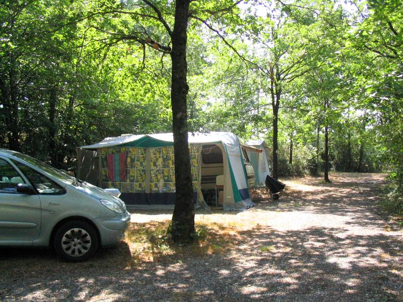 Forfait PRIVILEGE : emplacement 2 pers 110 - 120m² + véhicule + tente ou caravane + électricité 10A