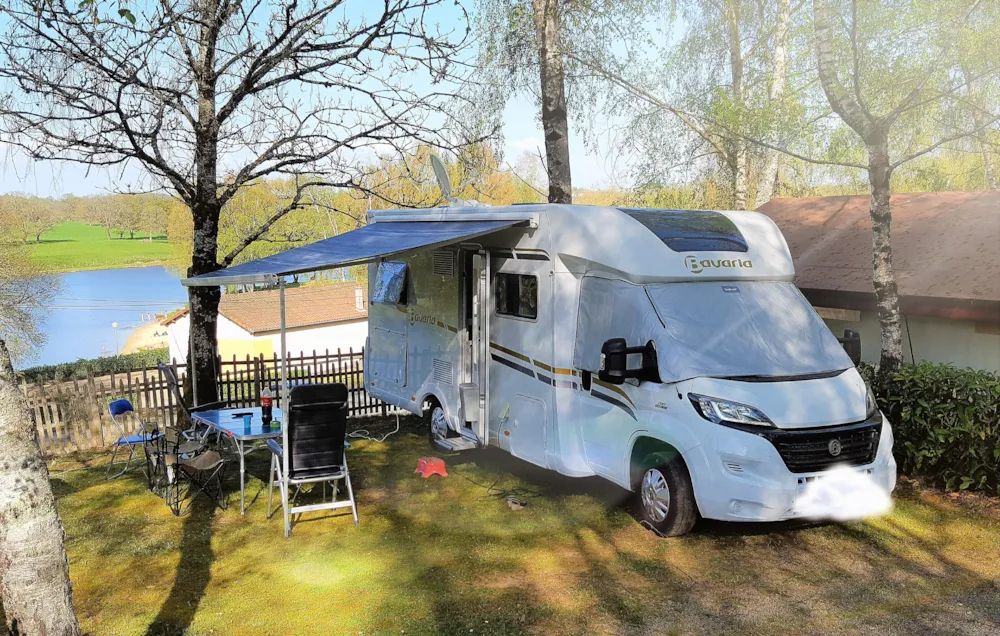Privilege Formule (1 tent, caravan of camper / 1 auto / elektriciteit 10A / Uitzicht op een meer)