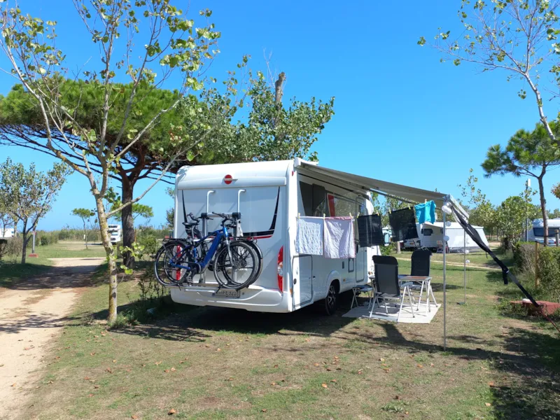 Emplacement Master (85M²): Voiture + Tente/Caravane Ou Camping-Car + Électricité 10A + Eau Et Évacuation Des Eaux Usées + + Wifi