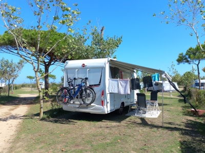 Pitch Master (85m²): car + tent/caravan or camping-car + electricity + water + wifi — 3
