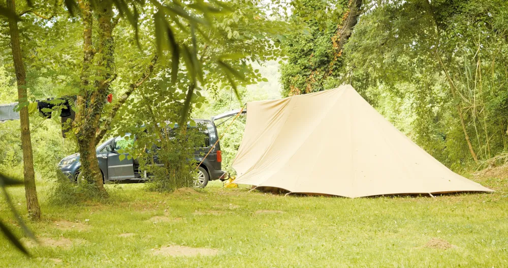 Emplacement Aire Naturelle sous des peupliers (1 tente, caravane / 1 voiture) Côté Rivière