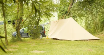Stellplatz - Stellplatz (Zelt, Wohnwagen / 1 Auto) Flusseite - Camping  & Aire Naturelle Le Mas de Rome