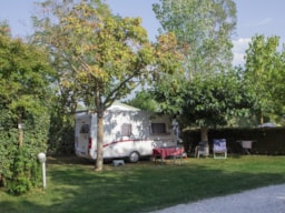 Emplacement - Forfait Confort (1 Tente, Caravane Ou Camping-Car / 1 Voiture / Électricité 10A) - Camping LE PESSAC