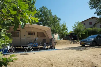 Stellplatz - Grand Confort Stellplatz 150M², Kühlschrank, Strom 10A - Camping La Garenne à Saint-Laurent-du-Pape / ARDECHE