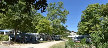 Stellplatz - Parcela Xl Plus 120-130M² Electricidad 10A - Camping La Garenne à Saint-Laurent-du-Pape / ARDECHE