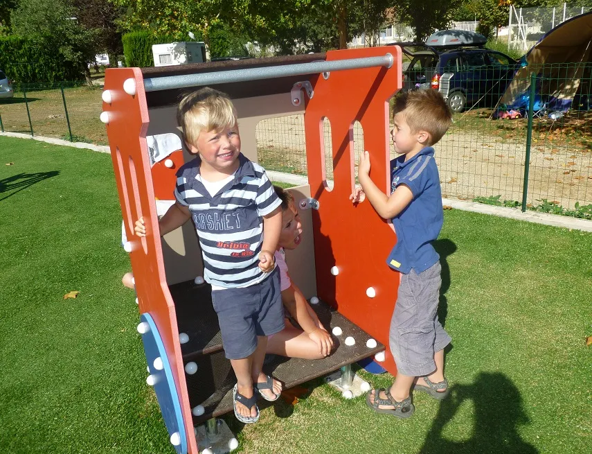 Camping La Garenne à Saint-Laurent-du-Pape / ARDECHE