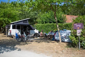 Stellplatz - Stellplatz 100–110 M² – 6A Strom - Camping La Garenne à Saint-Laurent-du-Pape / ARDECHE