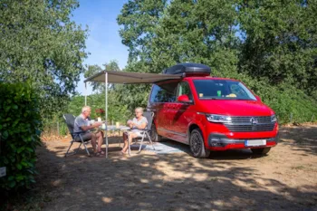 Stellplatz - Stellplatz Xxl 150 M²  - Stromanschluss 10 A - Camping La Garenne à Saint-Laurent-du-Pape / ARDECHE