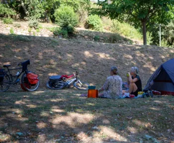 Stellplatz - Zeltwiese – Radfahrer & Wanderer - Camping La Garenne à Saint-Laurent-du-Pape / ARDECHE